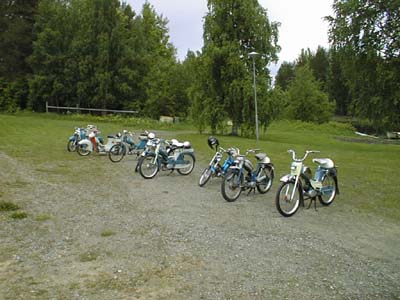 H&auml;r har killarna radat upp sina moppar f&ouml;r ett foto. 